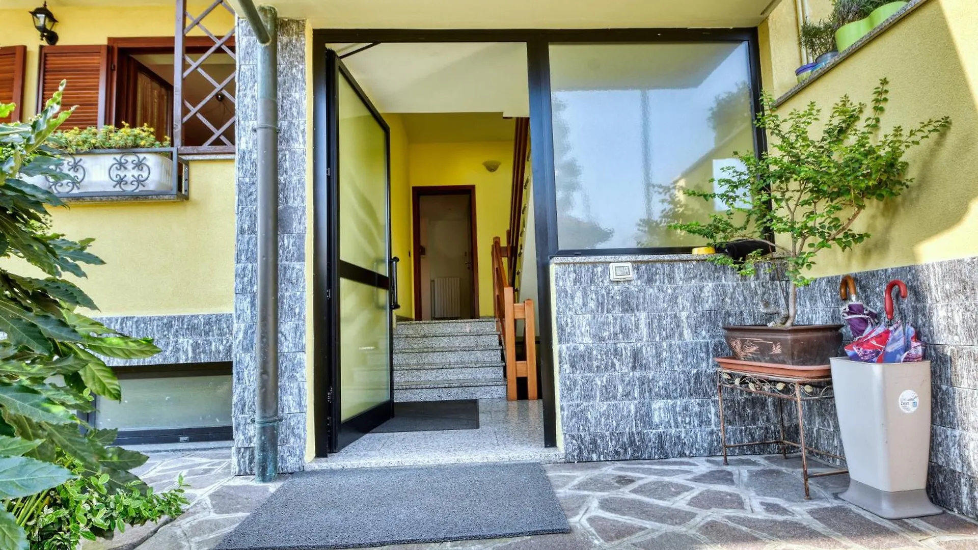 Apartment Urban House - Milano, Monza, Como, Rho Fiera Limbiate Italy